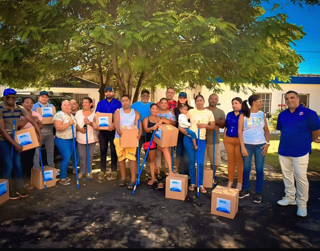 100 familias reciben ayuda tras inundaciones en Montellano, Puerto Plata