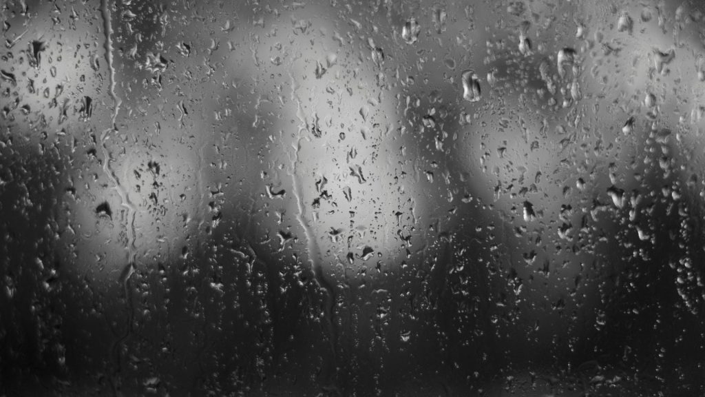 Aguaceros fuertes, tormentas y ráfagas de viento en la tarde por incidencia de vaguadas