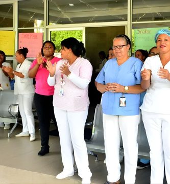 Médicos y enfermeras alzan la voz por reivindicaciones laborales