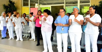 Médicos y enfermeras alzan la voz por reivindicaciones laborales