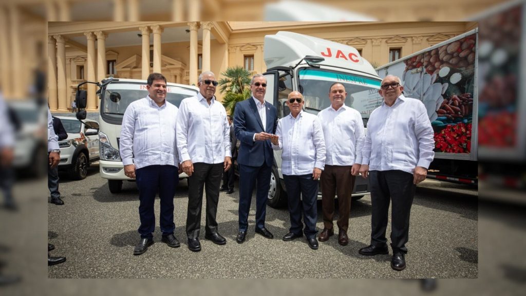 Presidente entrega 25 camiones al INESPRE para fortalecer distribución de alimentos a bajo costo