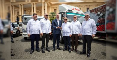Presidente entrega 25 camiones al INESPRE para fortalecer distribución de alimentos a bajo costo