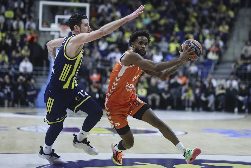 Una jugada del dominicano Montero, elegida la mejor de la Euroliga por los aficionados