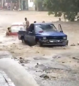 Inundaciones en Santiago Rodríguez arrastran vehículos tras fuertes lluvias