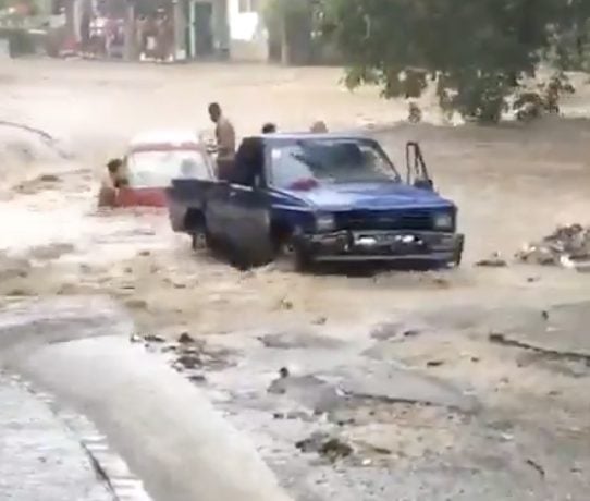 Inundaciones en Santiago Rodríguez arrastran vehículos tras fuertes lluvias