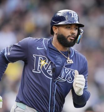 Junior Caminero recibe fuerte golpe en la mandíbula en partido ante Cleveland