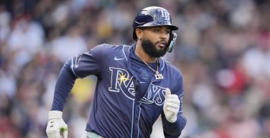 Junior Caminero recibe fuerte golpe en la mandíbula en partido ante Cleveland