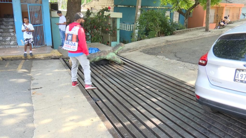 Denuncian avanzado deterioro de puente que conecta tramos de la calle Bonaire en el Ensanche Ozama