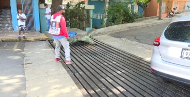 Denuncian avanzado deterioro de puente que conecta tramos de la calle Bonaire en el Ensanche Ozama