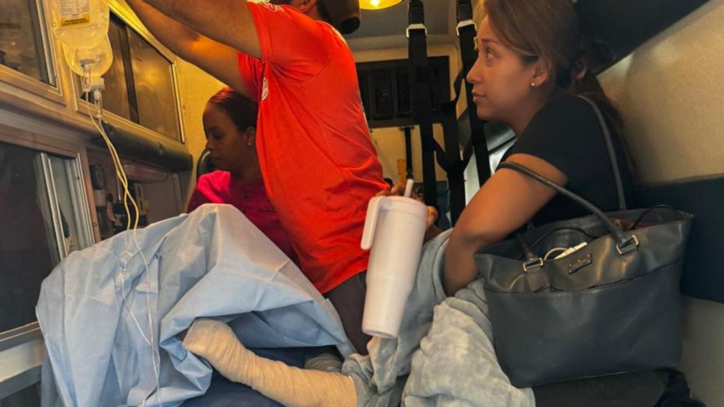 Son trasladados a unidad de quemados las dos personas que iban a bordo de avioneta accidentada 