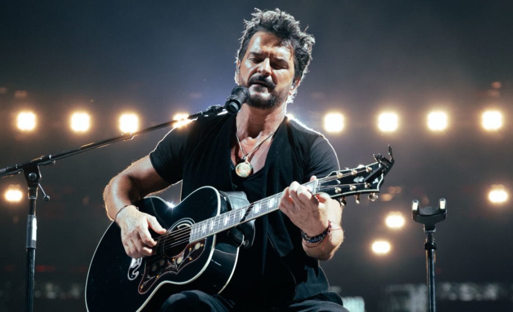 Ricardo Arjona busca en RD a hombre que canta «Historia de Taxi» a todo pulmón