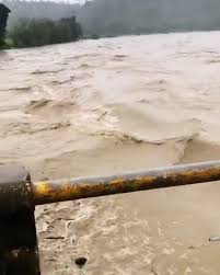 VIDEO: Desborde del río Jamao al Norte en Espaillat pone en riesgo a comunidades tras intensas lluvias