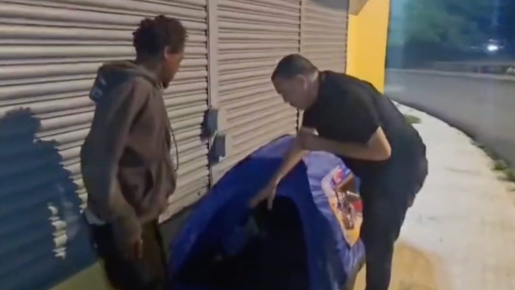 Comunicador inicia proyecto de entrega de casetas tras abofetear a hombre en el Palacio de Justicia