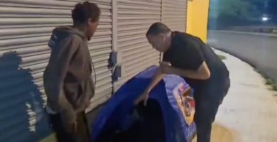 Comunicador inicia proyecto de entrega de casetas tras abofetear a hombre en el Palacio de Justicia