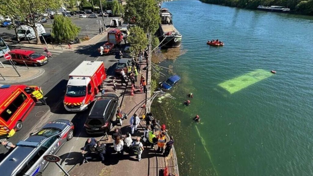 VIDEO: Autobús cae al Sena en las afueras de París; rescatan cuatro personas con vida