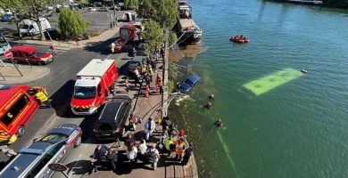 VIDEO: Autobús cae al Sena en las afueras de París; rescatan cuatro personas con vida