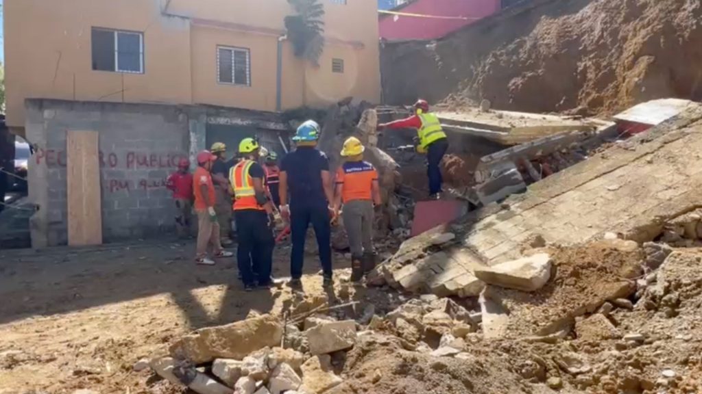 VIDEO: Deslizamiento de tierra provoca colapso de pared en Santiago; una persona podría estar atrapada