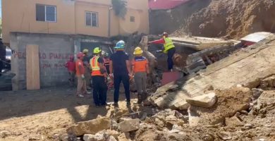 VIDEO: Deslizamiento de tierra provoca colapso de pared en Santiago; una persona podría estar atrapada