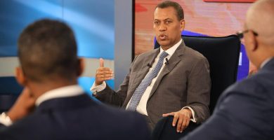 Guido Gómez Mazara destaca destrezas del Gobierno frente a amenazas económicas