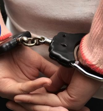 Garantía económica y presentación periódica como medida de coerción a maestra acusada de agresión a estudiante