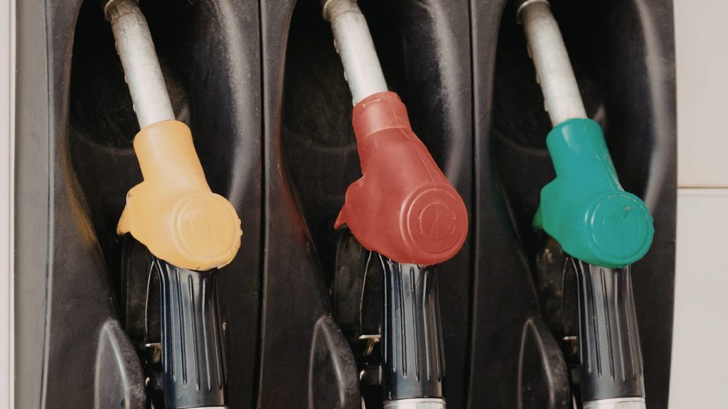 Gasolina premium sube RD$9.00 y la regular RD$7.00 en Medio Oriente mantiene el petróleo
