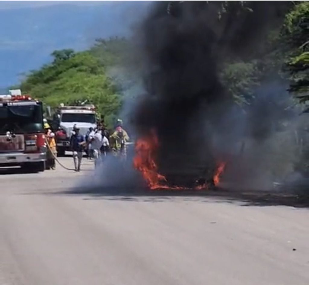 VIDEO: Yipeta queda reducida a cenizas tras incendio en carretera La Descubierta–Boca de Cachón