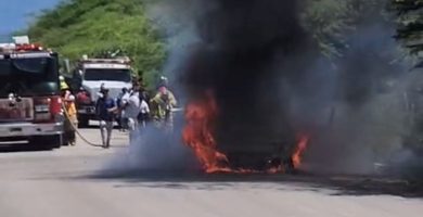 VIDEO: Yipeta queda reducida a cenizas tras incendio en carretera La Descubierta–Boca de Cachón