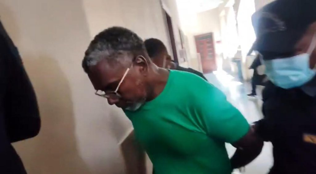 Presentación periódica y garantía económica a profesor acusado de agresión sexual en DN