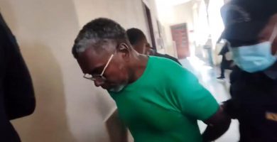 Presentación periódica y garantía económica a profesor acusado de agresión sexual en DN