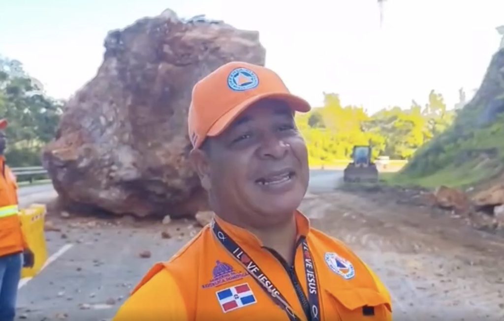 Defensa Civil monitorea deslizamiento de tierra en Autopista del Nordeste