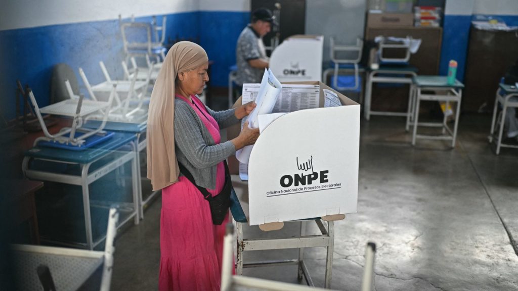 Perú ordena auditoría electoral tras fallas y denuncias de fraude