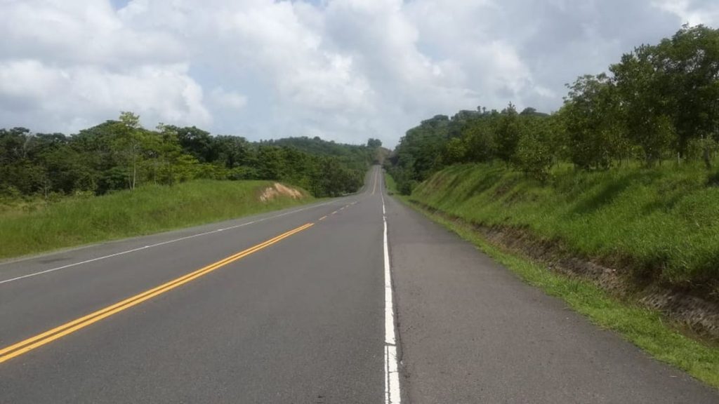 MOPC restablece tránsito tras deslizamientos en carretera Juan Pablo II