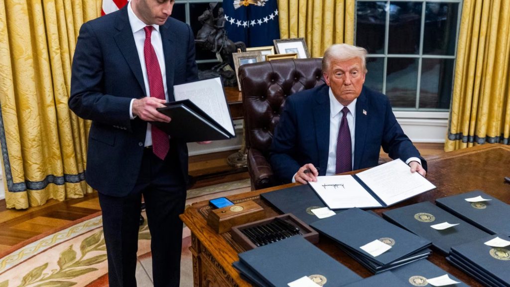 La huella de Trump: su imagen invade instituciones y símbolos oficiales