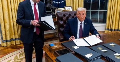 La huella de Trump: su imagen invade instituciones y símbolos oficiales