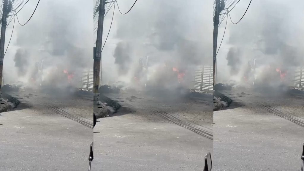 Camión con pacas de heno se prende en fuego en La Altagracia
