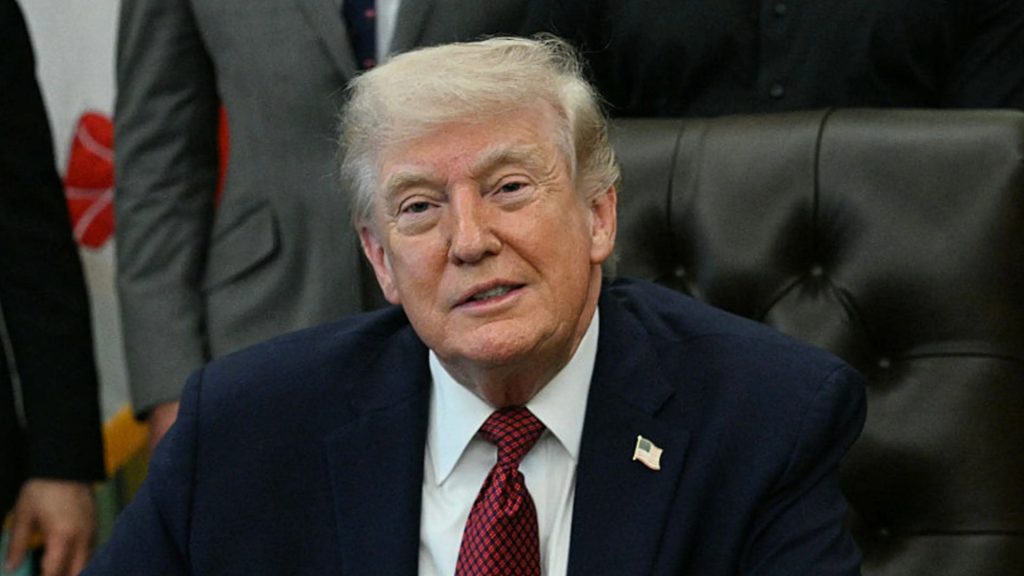 Trump advierte posible ofensiva contra Irán si “se porta mal”