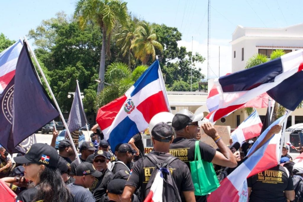 Reportan lanzamiento de bombas y chorros de agua en protesta en San Juan