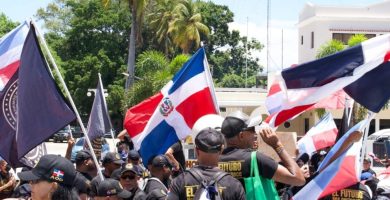 Reportan lanzamiento de bombas y chorros de agua en protesta en San Juan