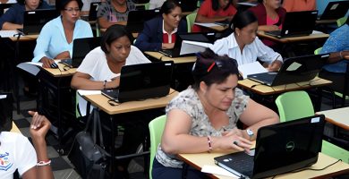 Docentes de inglés denuncian falta de transparencia en evaluación de desempeño del sistema educativo