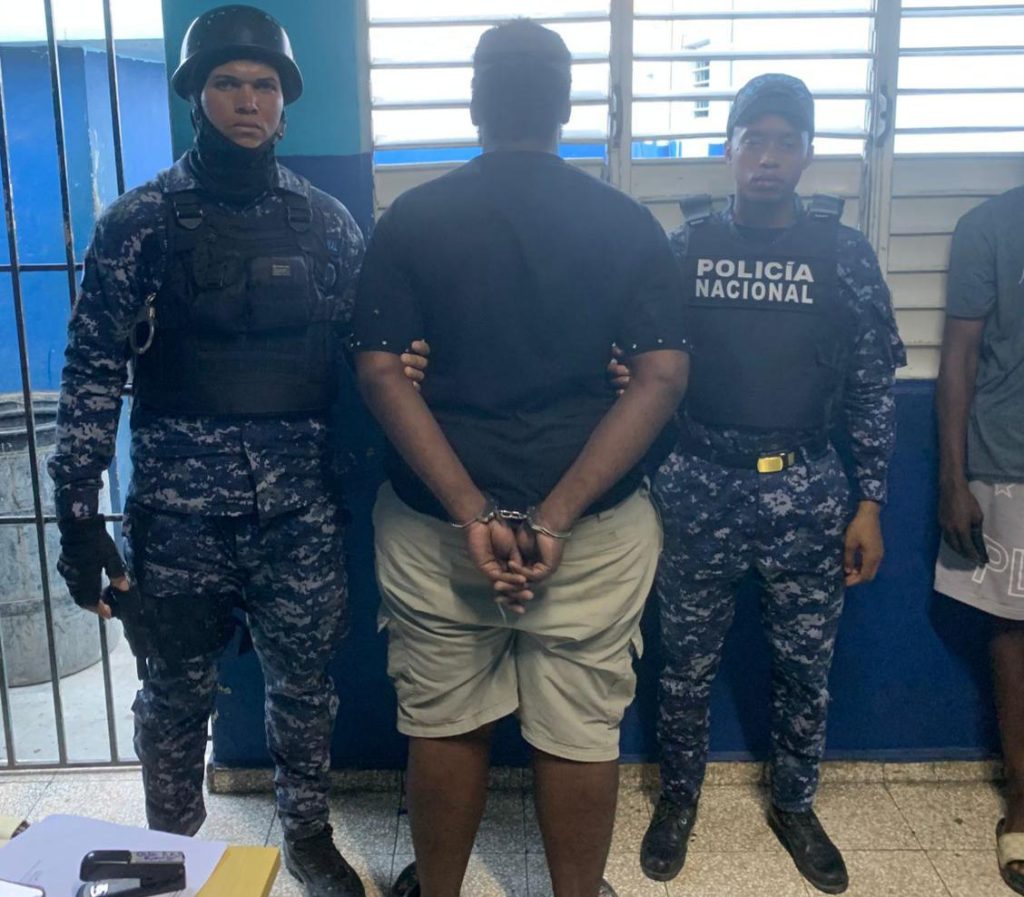 Hombre es arrestado por la muerte de su pareja de 18 años en Villa Duarte