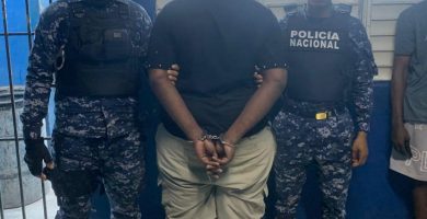 Hombre es arrestado por la muerte de su pareja de 18 años en Villa Duarte