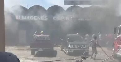 Fuego afecta almacén de provisiones en el Mercado Nuevo de Moca