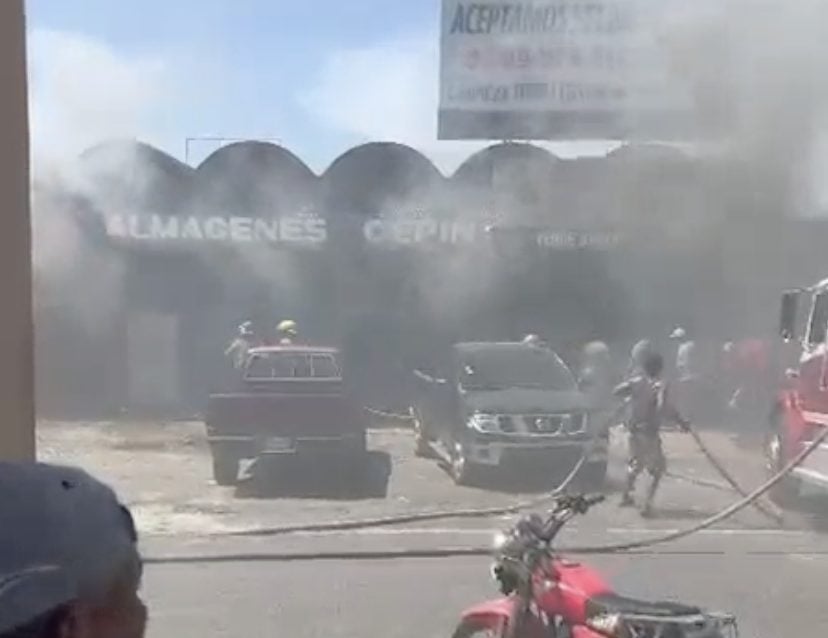 Fuego afecta almacén de provisiones en el Mercado Nuevo de Moca