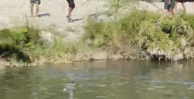Reportan crecida repentina en río Nizao que obliga a bañistas a salir del agua