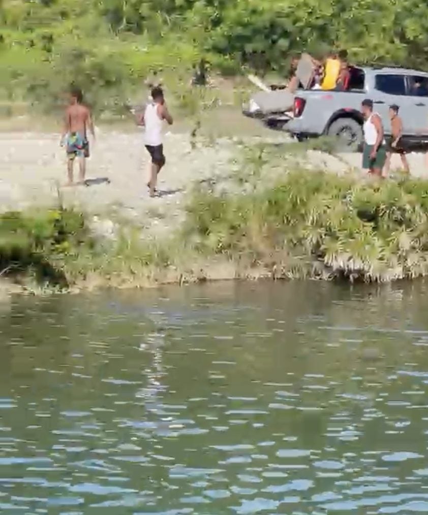 Reportan crecida repentina en río Nizao que obliga a bañistas a salir del agua