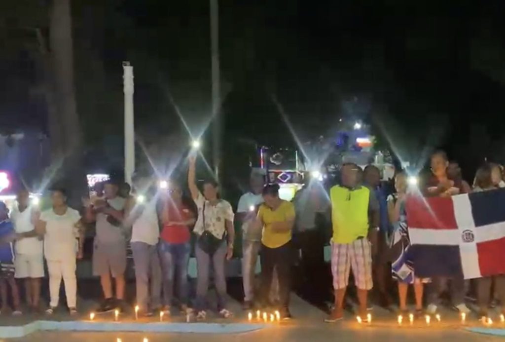 Ciudadanos realizan encendido de velas en Tamayo en apoyo contra minera en San Juan