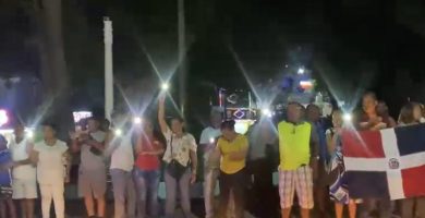 Ciudadanos realizan encendido de velas en Tamayo en apoyo contra minera en San Juan