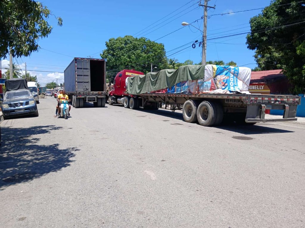 Caos vehicular en Dajabón por tapones de patanas y camiones