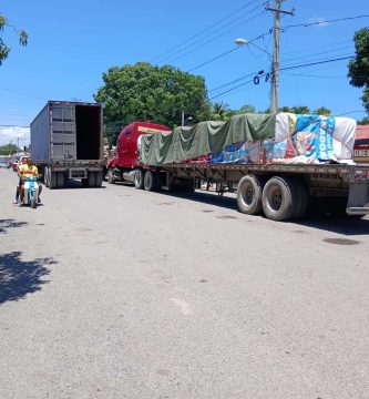 Caos vehicular en Dajabón por tapones de patanas y camiones