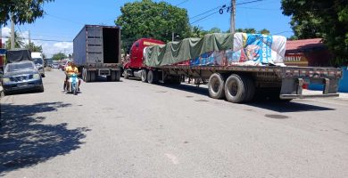 Caos vehicular en Dajabón por tapones de patanas y camiones